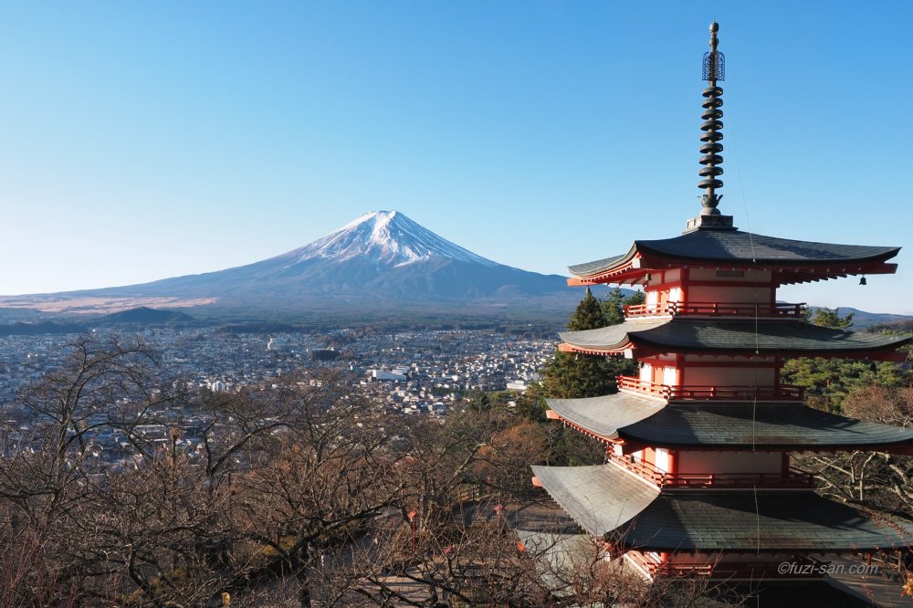 クリックで拡大表示<新倉山浅間公園からの富士山(08:00)>